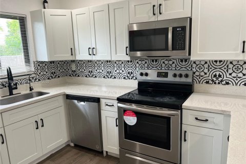 House in West Park, Florida 4 bedrooms, 149.76 sq.m. № 1981353 - photo 13