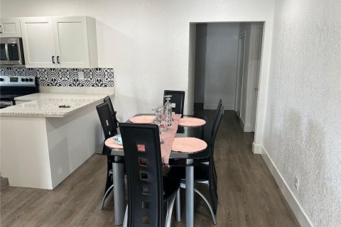 House in West Park, Florida 4 bedrooms, 149.76 sq.m. № 1981353 - photo 9