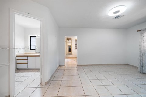 House in Miami, Florida 4 bedrooms, 198.07 sq.m. № 1979111 - photo 9