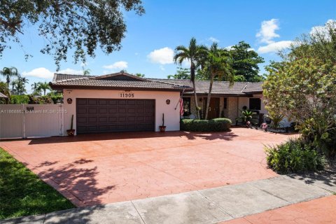 House in Miami, Florida 4 bedrooms, 198.07 sq.m. № 1979111 - photo 20