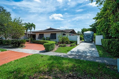 House in Miami, Florida 4 bedrooms, 198.07 sq.m. № 1979111 - photo 21