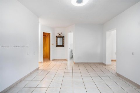 House in Miami, Florida 4 bedrooms, 198.07 sq.m. № 1979111 - photo 12