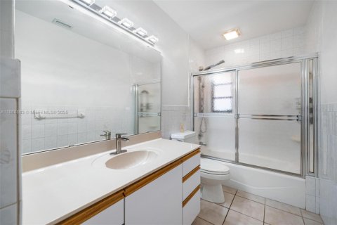 House in Miami, Florida 4 bedrooms, 198.07 sq.m. № 1979111 - photo 14