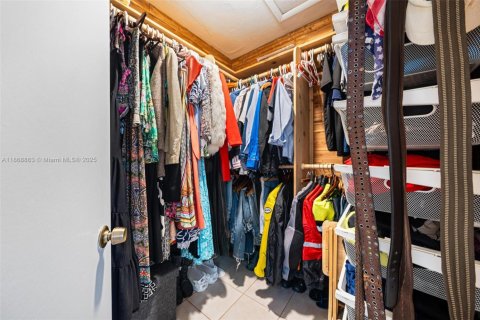 House in Miami, Florida 4 bedrooms, 198.07 sq.m. № 1979111 - photo 11