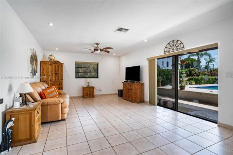 House in Miami, Florida 4 bedrooms, 198.07 sq.m. № 1979111 - photo 8