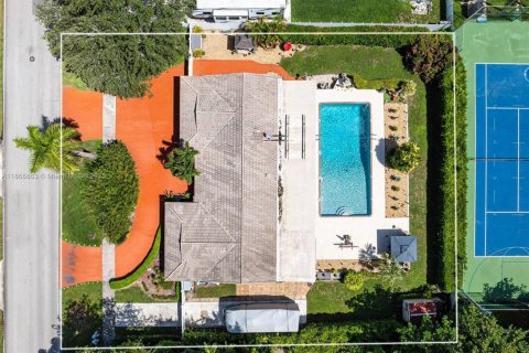 House in Miami, Florida 4 bedrooms, 198.07 sq.m. № 1979111 - photo 1