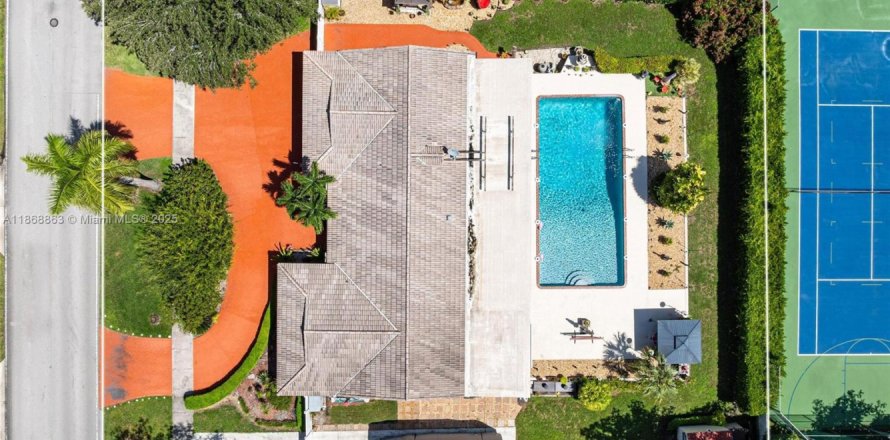 House in Miami, Florida 4 bedrooms, 198.07 sq.m. № 1979111