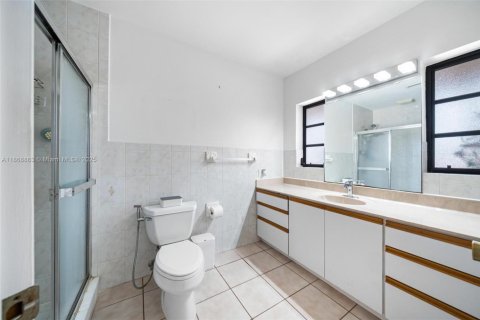 House in Miami, Florida 4 bedrooms, 198.07 sq.m. № 1979111 - photo 10