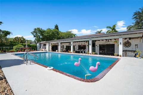 House in Miami, Florida 4 bedrooms, 198.07 sq.m. № 1979111 - photo 3