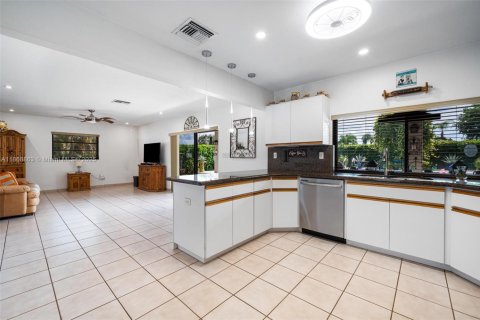 House in Miami, Florida 4 bedrooms, 198.07 sq.m. № 1979111 - photo 6
