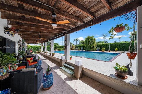 House in Miami, Florida 4 bedrooms, 198.07 sq.m. № 1979111 - photo 17