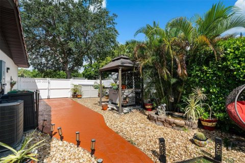 House in Miami, Florida 4 bedrooms, 198.07 sq.m. № 1979111 - photo 19