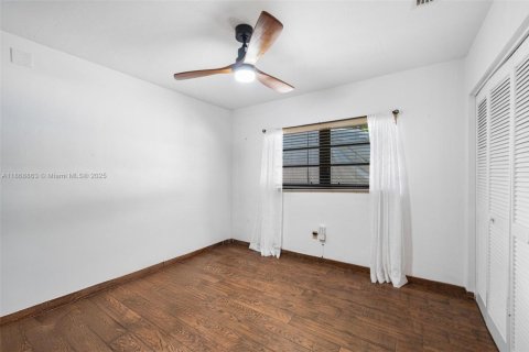 House in Miami, Florida 4 bedrooms, 198.07 sq.m. № 1979111 - photo 15