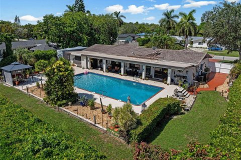 House in Miami, Florida 4 bedrooms, 198.07 sq.m. № 1979111 - photo 2