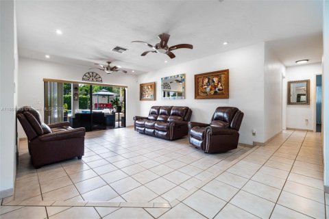 House in Miami, Florida 4 bedrooms, 198.07 sq.m. № 1979111 - photo 4