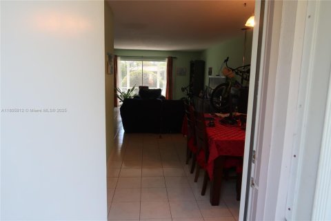Condo in Hallandale Beach, Florida, 2 bedrooms  № 1959580 - photo 9