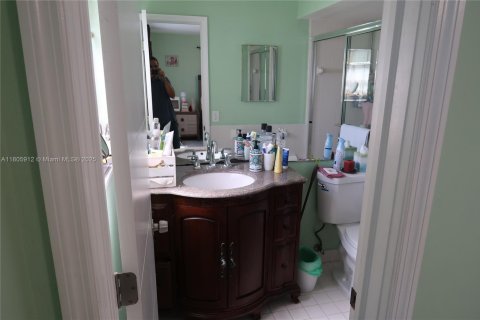 Condo in Hallandale Beach, Florida, 2 bedrooms  № 1959580 - photo 30