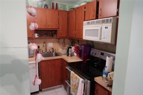 Condo in Hallandale Beach, Florida, 2 bedrooms  № 1959580 - photo 6