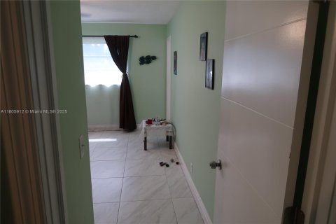 Condo in Hallandale Beach, Florida, 2 bedrooms  № 1959580 - photo 24