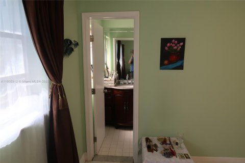 Condo in Hallandale Beach, Florida, 2 bedrooms  № 1959580 - photo 28