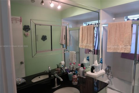 Condo in Hallandale Beach, Florida, 2 bedrooms  № 1959580 - photo 15