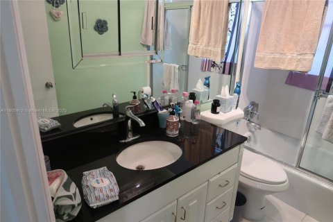 Condo in Hallandale Beach, Florida, 2 bedrooms  № 1959580 - photo 14