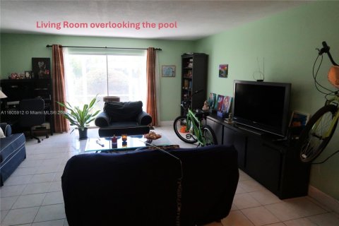 Condo in Hallandale Beach, Florida, 2 bedrooms  № 1959580 - photo 10