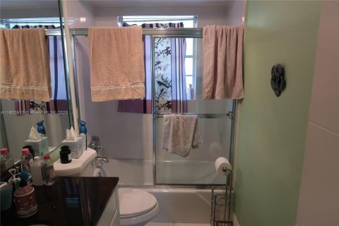 Condo in Hallandale Beach, Florida, 2 bedrooms  № 1959580 - photo 16