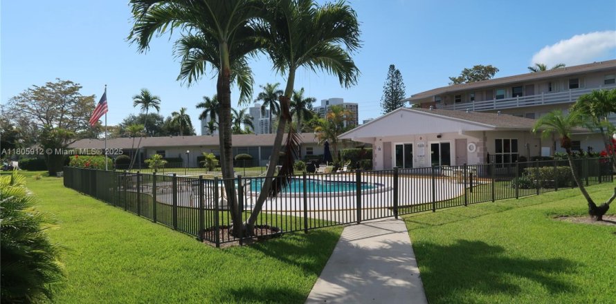Condo in Hallandale Beach, Florida, 2 bedrooms  № 1959580