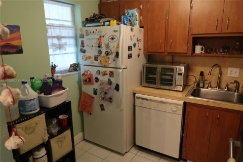 Condo in Hallandale Beach, Florida, 2 bedrooms  № 1959580 - photo 7