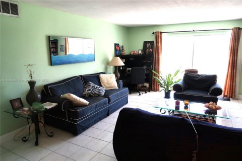 Condo in Hallandale Beach, Florida, 2 bedrooms  № 1959580 - photo 11
