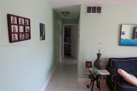Condo in Hallandale Beach, Florida, 2 bedrooms  № 1959580 - photo 12