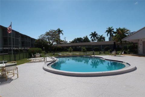 Condo in Hallandale Beach, Florida, 2 bedrooms  № 1959580 - photo 2