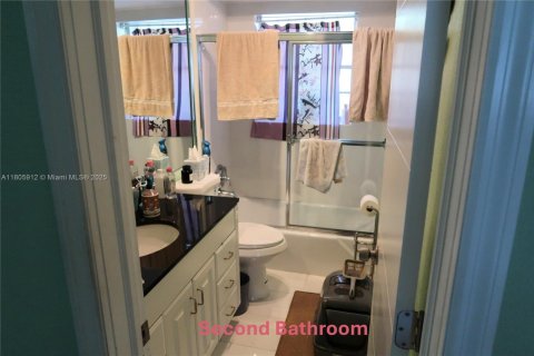 Condo in Hallandale Beach, Florida, 2 bedrooms  № 1959580 - photo 13