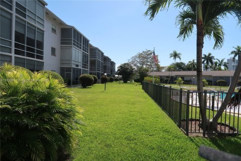 Condo in Hallandale Beach, Florida, 2 bedrooms  № 1959580 - photo 4