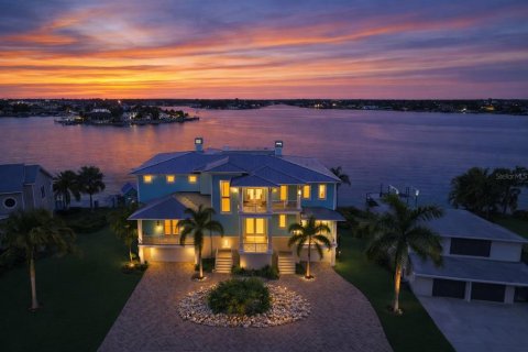 House in Indian Rocks Beach, Florida 6 bedrooms, 579.99 sq.m. № 2102417 - photo 17