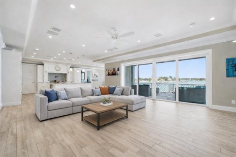 House in Indian Rocks Beach, Florida 6 bedrooms, 579.99 sq.m. № 2102417 - photo 28