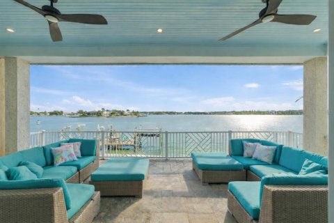 House in Indian Rocks Beach, Florida 6 bedrooms, 579.99 sq.m. № 2102417 - photo 8