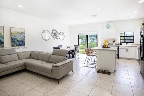 House in Florida City, Florida 3 bedrooms, 131.74 sq.m. № 1728848 - photo 5