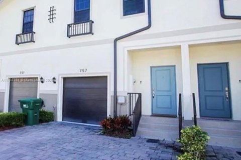 House in Florida City, Florida 3 bedrooms, 131.74 sq.m. № 1728848 - photo 1