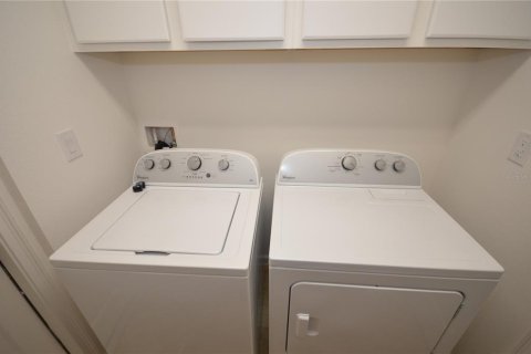 Casa en alquiler en Kissimmee, Florida, 6 dormitorios, 267 m2 № 1192857 - foto 28