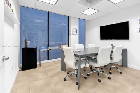 Commercial property in Miami, Florida № 1812324 - photo 20