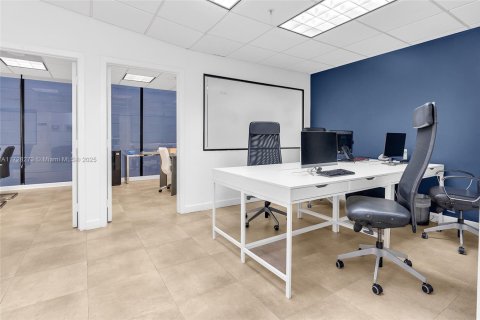 Commercial property in Miami, Florida № 1812324 - photo 8