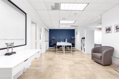 Commercial property in Miami, Florida № 1812324 - photo 10