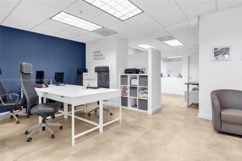 Commercial property in Miami, Florida № 1812324 - photo 14