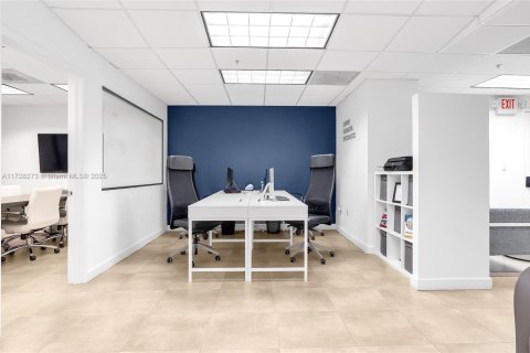 Commercial property in Miami, Florida № 1812324 - photo 13