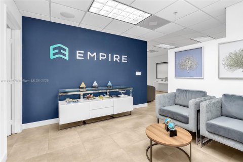 Commercial property in Miami, Florida № 1812324 - photo 1
