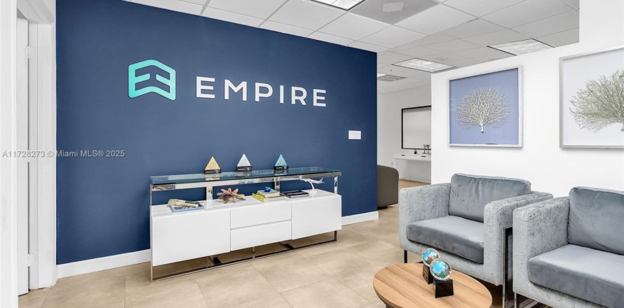 Commercial property in Miami, Florida № 1812324