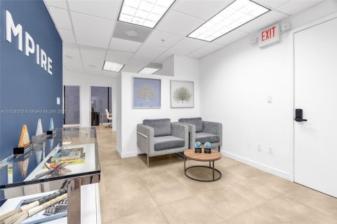 Commercial property in Miami, Florida № 1812324 - photo 3