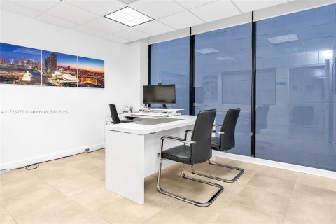 Commercial property in Miami, Florida № 1812324 - photo 16